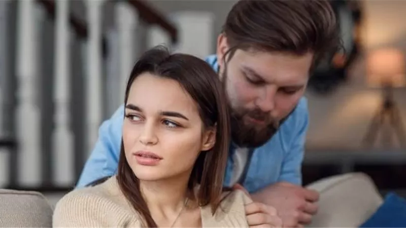 زوجة في حيرة: «زوجي أحضر لي كيكة كهدية لكني غضبت منه».. هل أخطأت؟ 