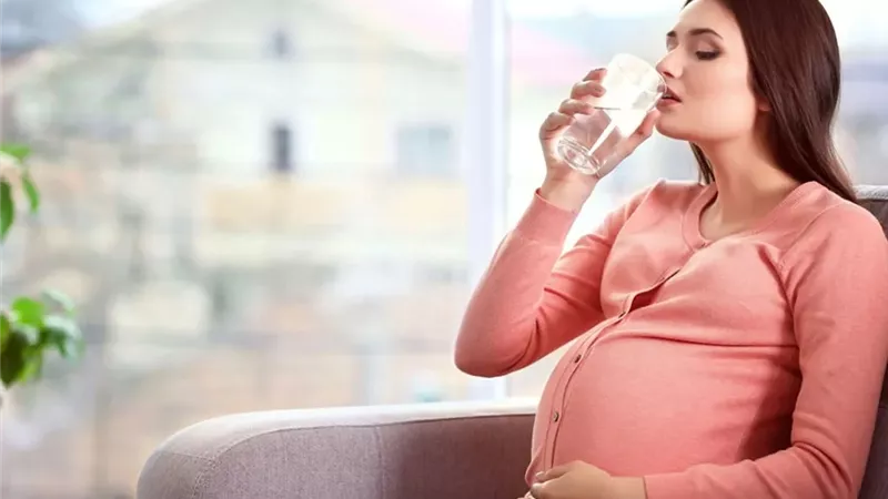 لحمل صحي.. كم تشرب الحامل من الماء يوميًا؟
