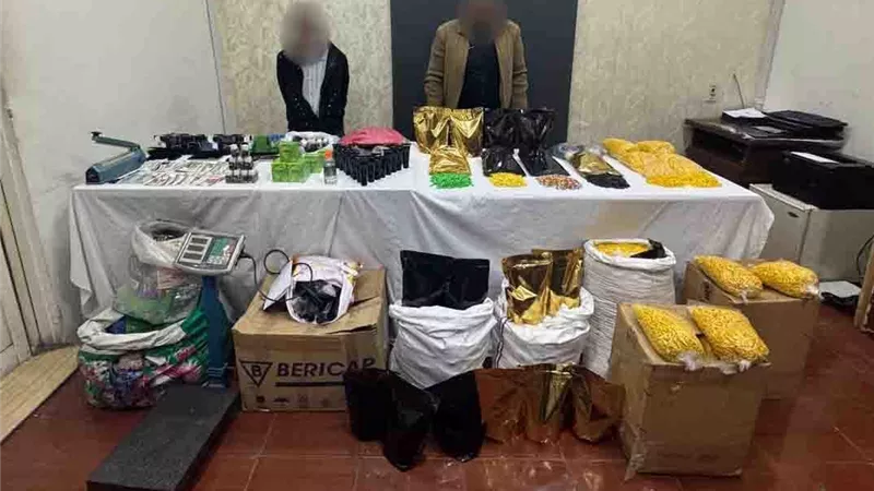 القبض على تشكيل عصابي متلبس بصناعة المواد المخدرة لاغتصاب الفتيات 