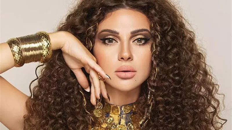 ميريام فارس تشعل أجواء سباق جائزة قطر للفورمولا 1 بستاد لوسيل (صور)