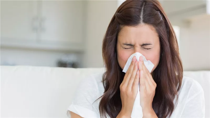 هيئة الدواء تكشف 8 أعراض خطيرة لنزلات البرد تستدعي الطبيب فورًا