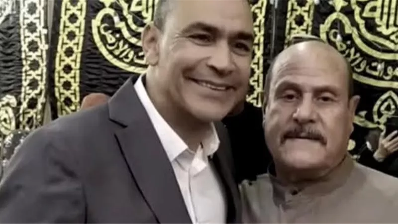 ابتسامة عصام الحضري أثناء عزاء والدته تضعه في مرمى نيران السوشيال ميديا 