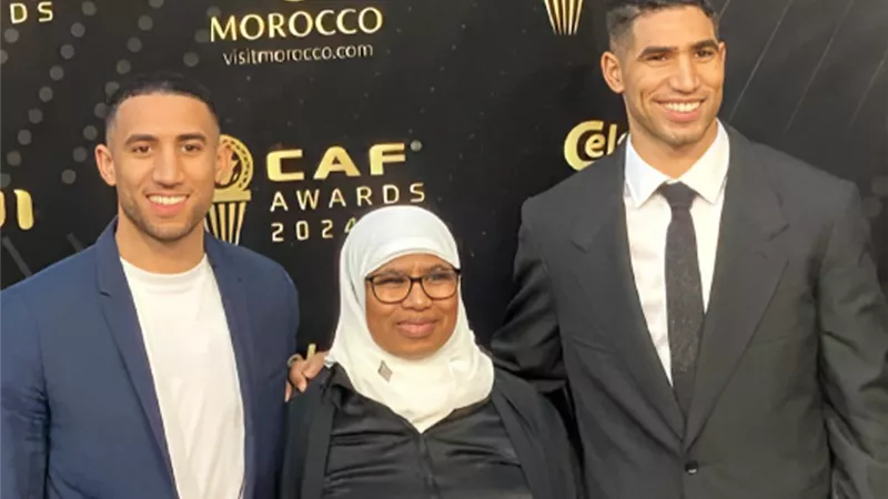«ست الحبايب».. أشرف حكيمي يصطحب والدته إلى حفل جوائز الكاف 2024