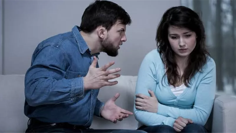 زوجة تعيش بعذاب: «زوجي دائم التنمر على شكلي ويحاول يفقدني ثقتي».. ما الحل؟ 