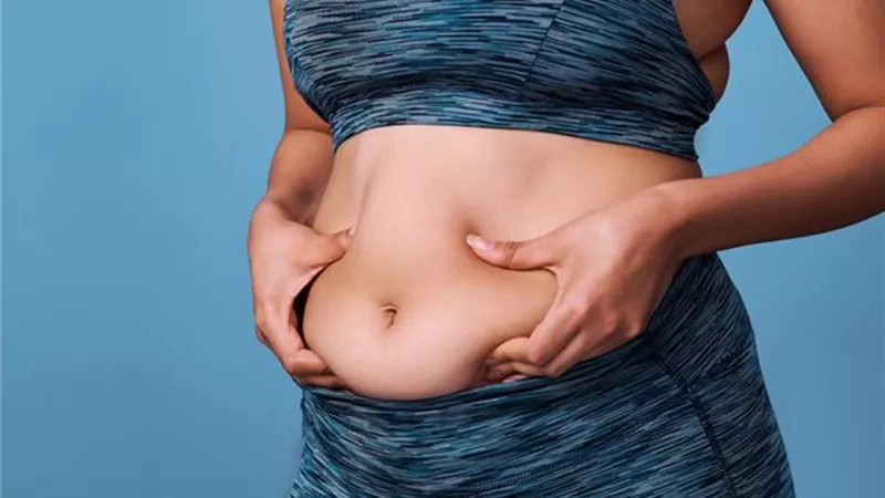 للسيدات فوق الـ50.. نصائح لخسارة دهون البطن