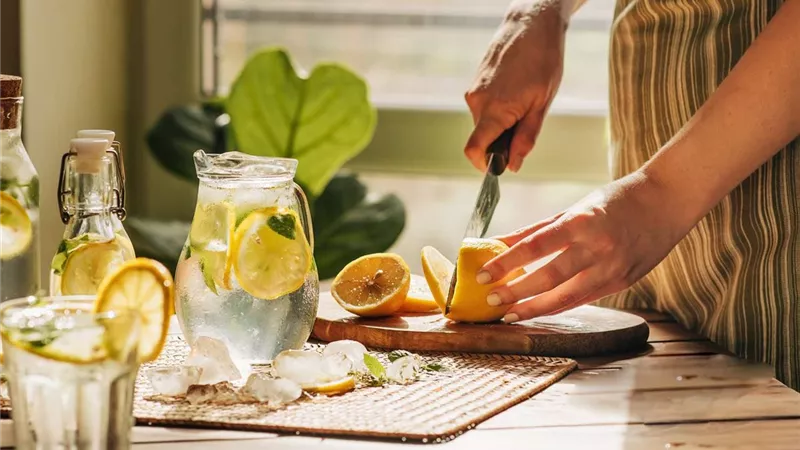 لنزلات البرد.. 7 فوائد صحية لمشروب الماء بالعسل والليمون 
