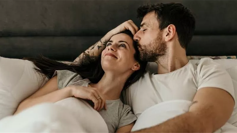 زوجة في دهشة: «زوجي حنون إلى أقصى درجة وأنا أفضل الخناق».. كيف أتعامل معه؟ 
