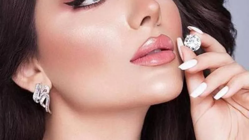 عودة للقديم والاتجاه للموضة الهادئة.. 5 اتجاهات للمكياج الأكثر شهرة بعام 2025