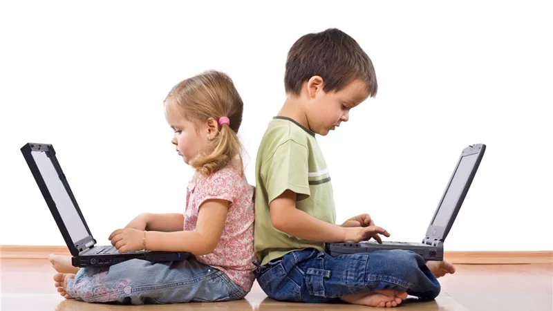 الصحة تنصح بمراقبة سلوك الأطفال على الإنترنت 