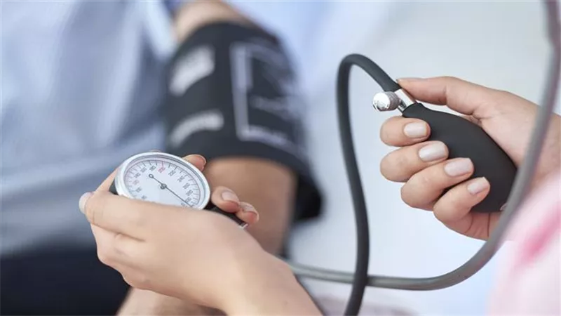«لو بتقيسه في البيت».. ما الطريقة الصحيحة لقياس ضغط الدم؟