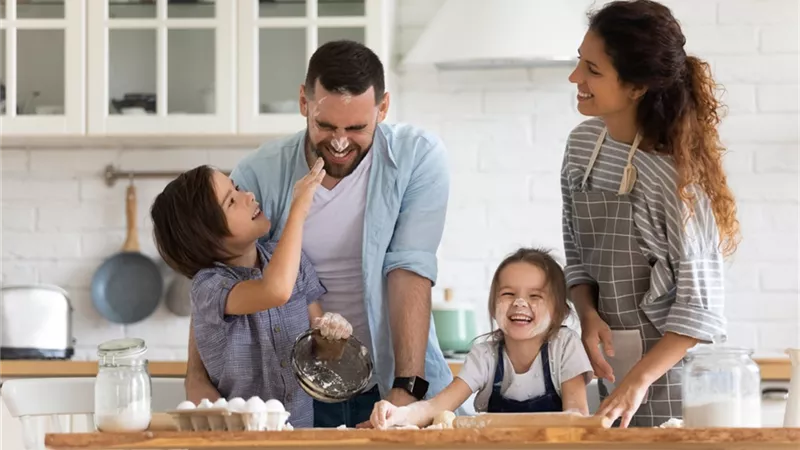 لكي تكوني قدوة.. 5 عادات صباحية يمكن للوالدين اتباعها لإلهام أطفالهم