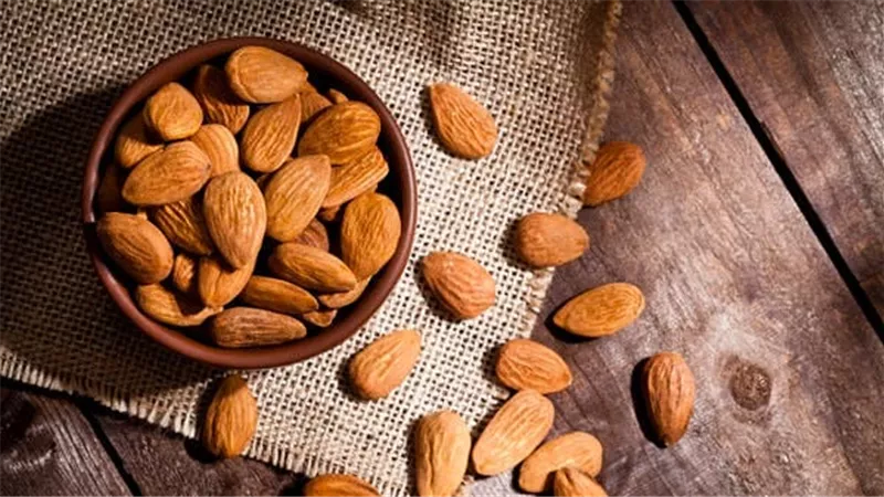 لهضم مثالي وقلب حديد.. 7 فوائد صحية لتناول اللوز على معدة فارغة