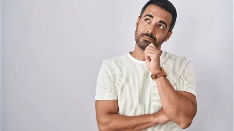 شاب في حيرة: «مشكلتي مع خطيبتي بحجابها يسبب عائق في الوسط الاجتماعي» ما الحل؟ 