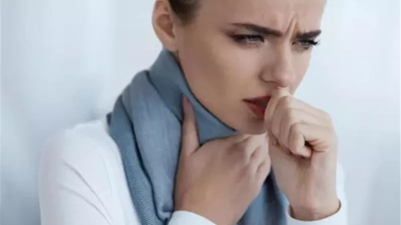 وزير الصحة الأسبق يوضح.. هل الكحة من أعراض الالتهاب الرئوي؟