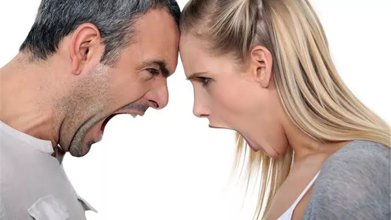 إهانة زوجة: «زوجي رفض يعزمني وفضل أهله ولم يكتفي إلا بضربي أمامهم».. ما الحل؟ 