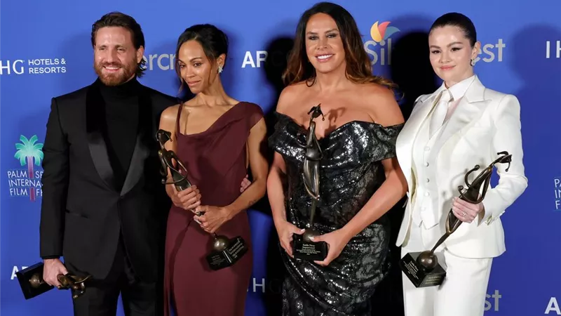 سيلينا جوميز تعيد موضة البدل الرسمية في الاحتفالات السينمائية 2025 (صور)