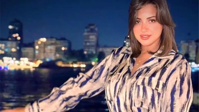 من خالد يوسف إلى لاعب كرة قدم شهير.. منى فاروق ورحلة أزمات لاتنتهي 