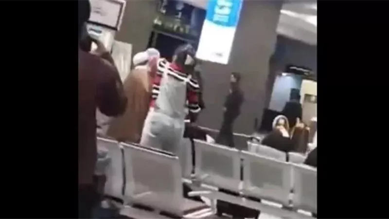 واقعة سيدة إيرانية تنتزع عمامة رجل عنوة تثير الجدل عبر السوشيال ميديا (فيديو) 