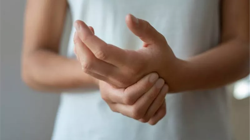 ليست الرعشة وحدها.. علامات إندار مبكرة للإصابة بمرض باركنسون 