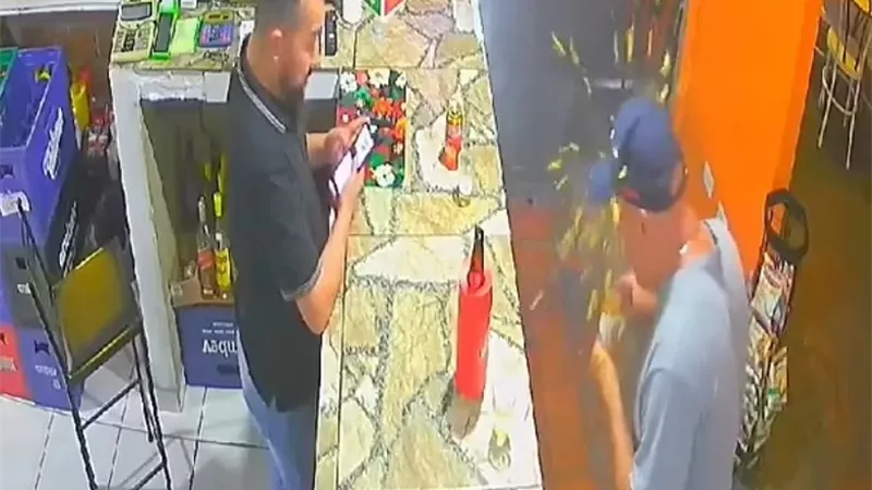حادث غريب.. انفجار وجبة دجاج بوجه رجل في مطعم بالبرازيل
