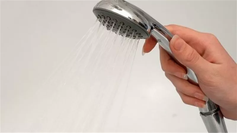 4 خطوات لتنظيف رأس الدش بمكون واحد فقط من مطبخك 