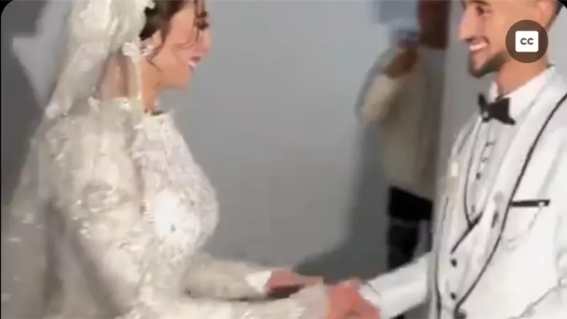 فيرست لوك يحدث ضجة بسبب حمل العروس لعريسها (فيديو) 