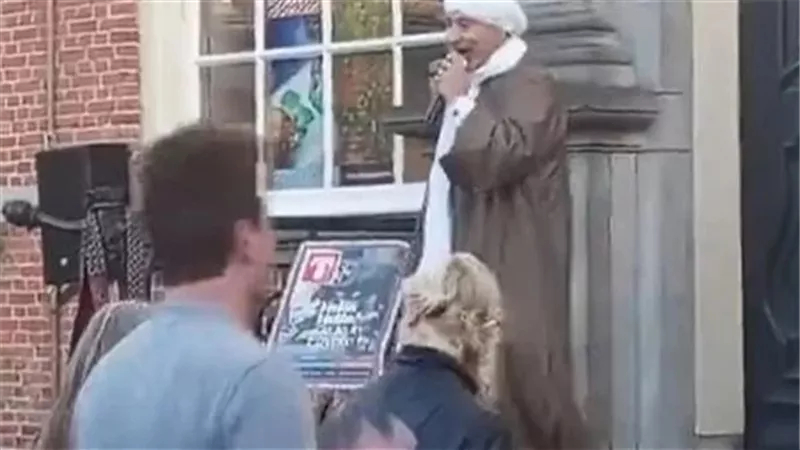 مصريون يقدمون عروضًا مذهلة في شوارع هولندا بـ«الجلابية والطاقية»