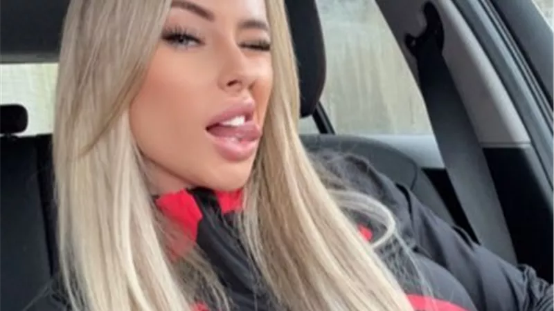 فتاة إنجليزية تصر على مصافحة محمد صلاح.. وهذا رد فعل لاعب ليفربول 