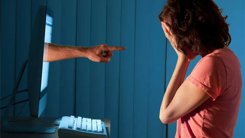 ماذا تفعلٍ في حالات التعرض للابتزاز الإلكتروني.. 3 إجراءات قانونية تنصحك بها «هير نيوز» 