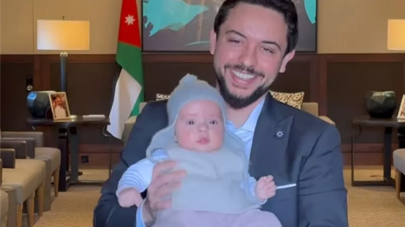الأمير الحسين ابن عبد الله ينشر صور لطيفة تجمعه بابنته الأميرة إيمان.. وهكذا علق