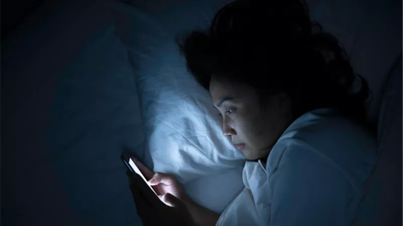 الصحة تحذر من تجنب استخدام الهاتف قبل النوم بـ 30 دقيقة لهذا السبب 