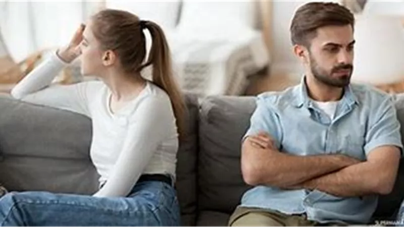 أمي لا تحب زوجي والعلاقة سيئة.. ماذا أفعل؟