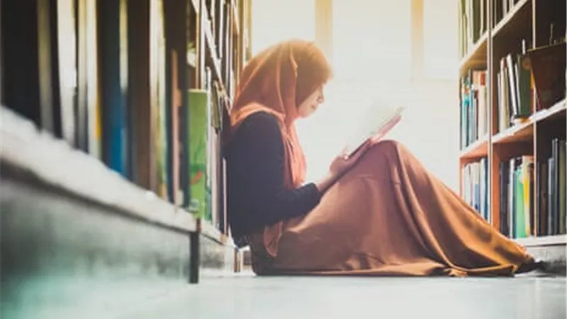 مع من تكون المرأة المسلمة المتعددة الزواج والمرأة غير المتزوجة في الآخرة؟ 