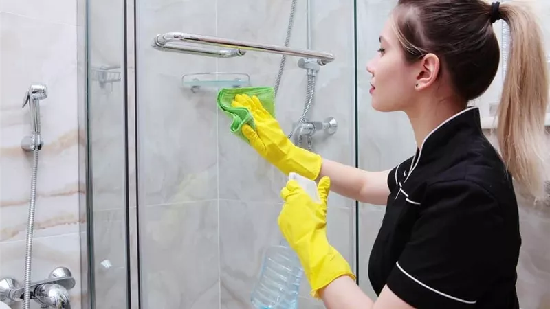 بمكون واحد فقط.. أسهل 4 خطوات للتخلص من البقع الجيرية من زجاج الدش