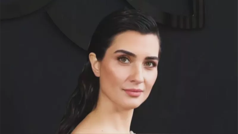 توبا بويوكوستن نجمة أسبوع الموضة في باريس 2025 بإطلالة أنثوية ربيعية (صور)