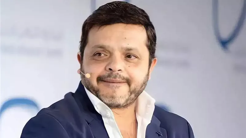 «60 سنة كفاح».. نجل محمد هنيدي يحتفل بعيد ميلاد والده بطريقة طريفة 