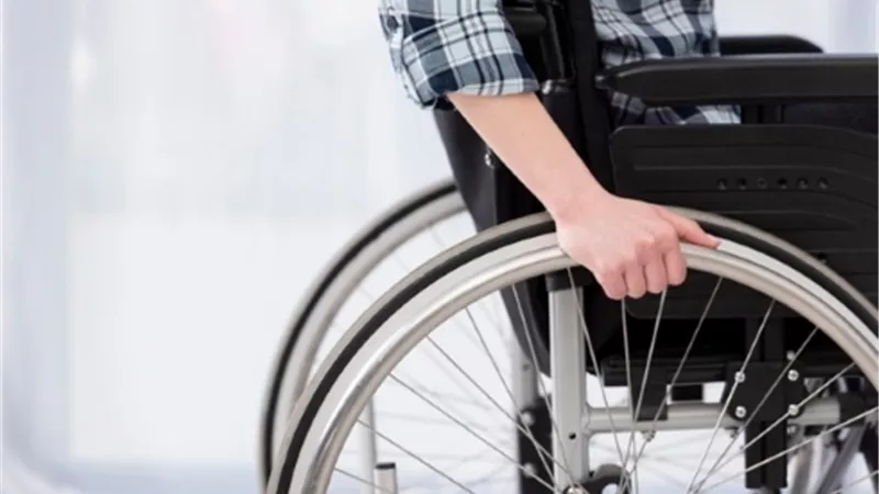 لتحسين جودة حياتهم.. هيئة الدواء توضح فوائد الكراسي المتحركة لذوي الإعاقة 