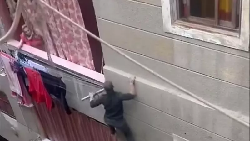 بيجري على الحيطة.. قصة سبايدرمان شبرا الذي تسلق الجدارن وخطف الأنظار 