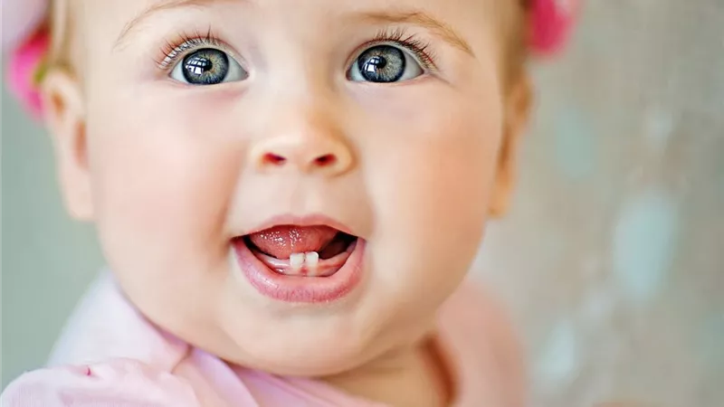 باحث يحذر من جل التسنين للرضع