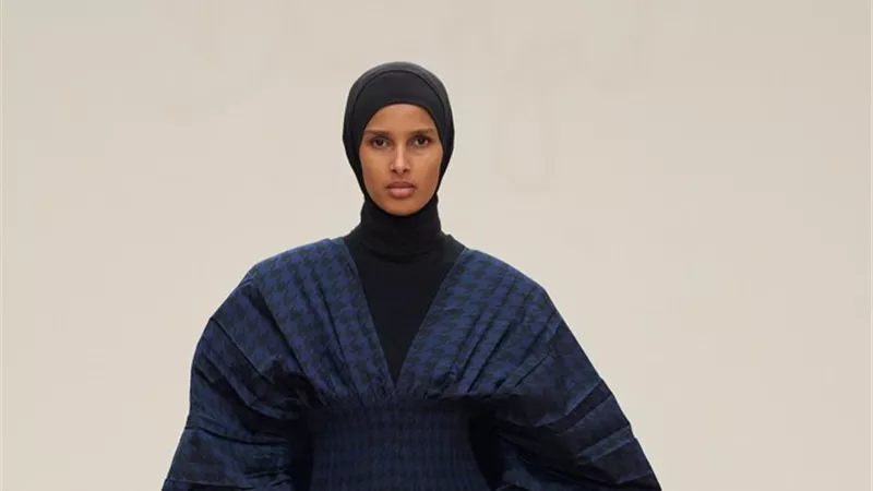 الإطلالات الفضفاضة تسيطر على اليوم الثالث بأسبوع الموضة بدبي (صور)