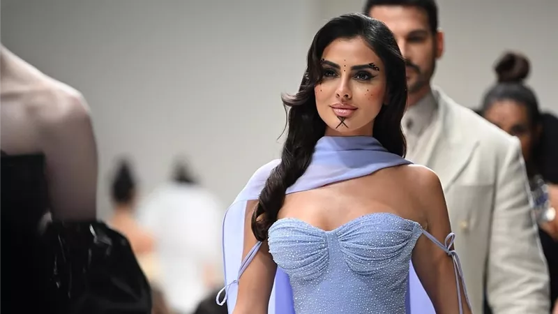 مريم حسين تفاجئ حضور أسبوع الموضة في دبي 2025 (صور) 