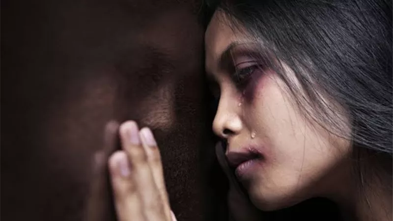 مشكلة فتاة: «خطيبي ضربني علقة موت ويطلب السماح».. هل يستحق فرصة؟ 