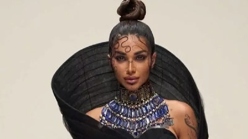 سارة مدني تلفت الأنظار في أسبوع الموضة في دبي 2025 (صور) 