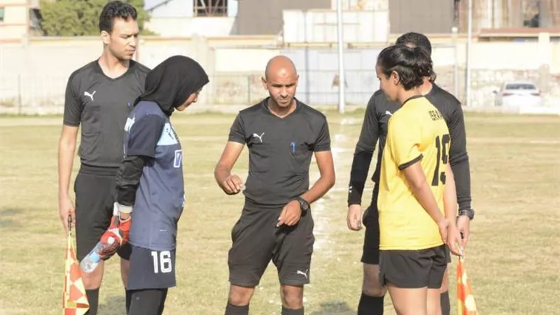 الحكام الرجال يسيطرون على مباريات كرة القدم النسائية