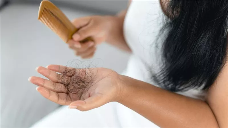 3 أسباب عديدة لتساقط شعرك والهيشان بعد سن الثلاثين 