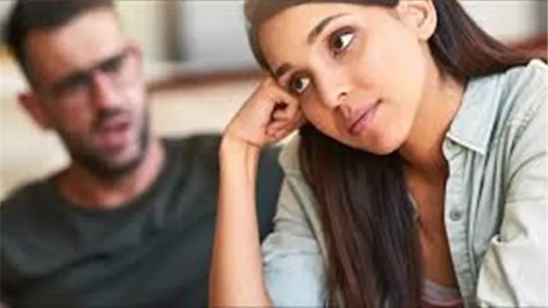 زوجي يكره أهلي ويمنعني من زيارتهم.. ماذا أفعل؟