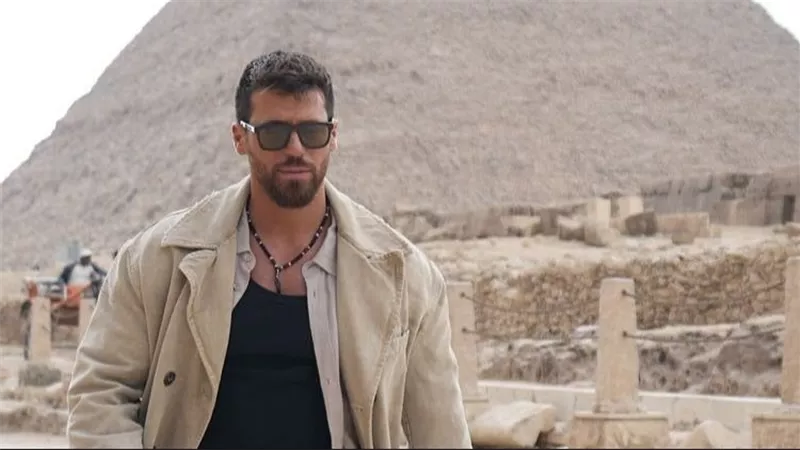 جان يامان يشعل إعجاب فتيات منصات التواصل بعد زيارته للأهرامات 
