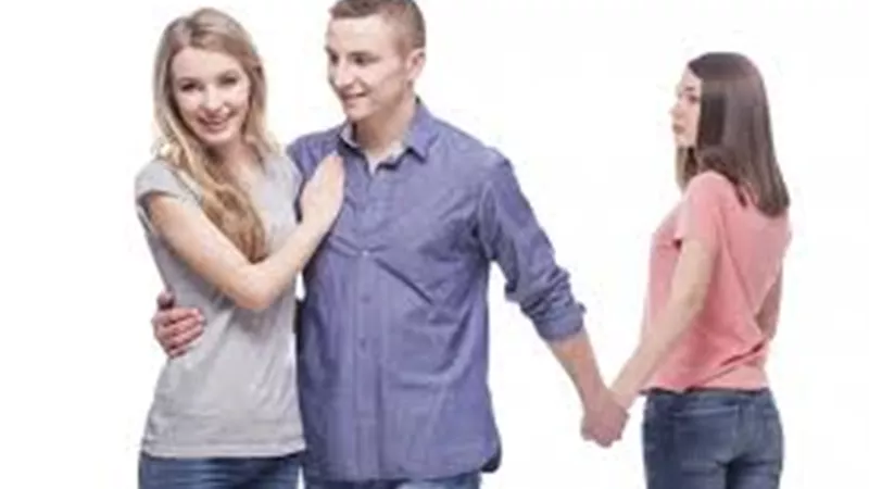 أحببت فتاة وأنا رجل متزوج؟.. ماذا أفعل؟