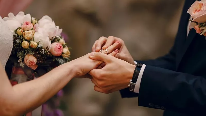  هل يجوز للشاب والفتاة التحدث قبل الخطوبة لمعرفة الطباع؟.. «الإفتاء تُجيب»