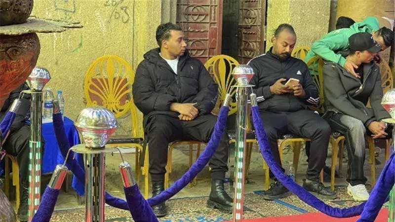 أورتيجا يتلقى عزاء والده أمام منزله بعزبة النخل